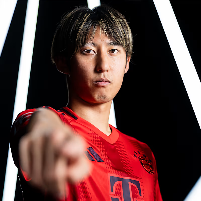 바이에른 뮌헨 수비수 이토 히로키가 중족골 부상을 딛고 최근 팀 훈련에 7개월만에 복귀했다. 왼발잡이로서 센터백과 풀백을 모두 소화할 수 있는 그의 가세는 이번 시즌 주전 경쟁에 어려움을 겪고 있는 김민재에게 좋은 소식이 아니다. 사진출처│바이에른 뮌헨 홈페이지