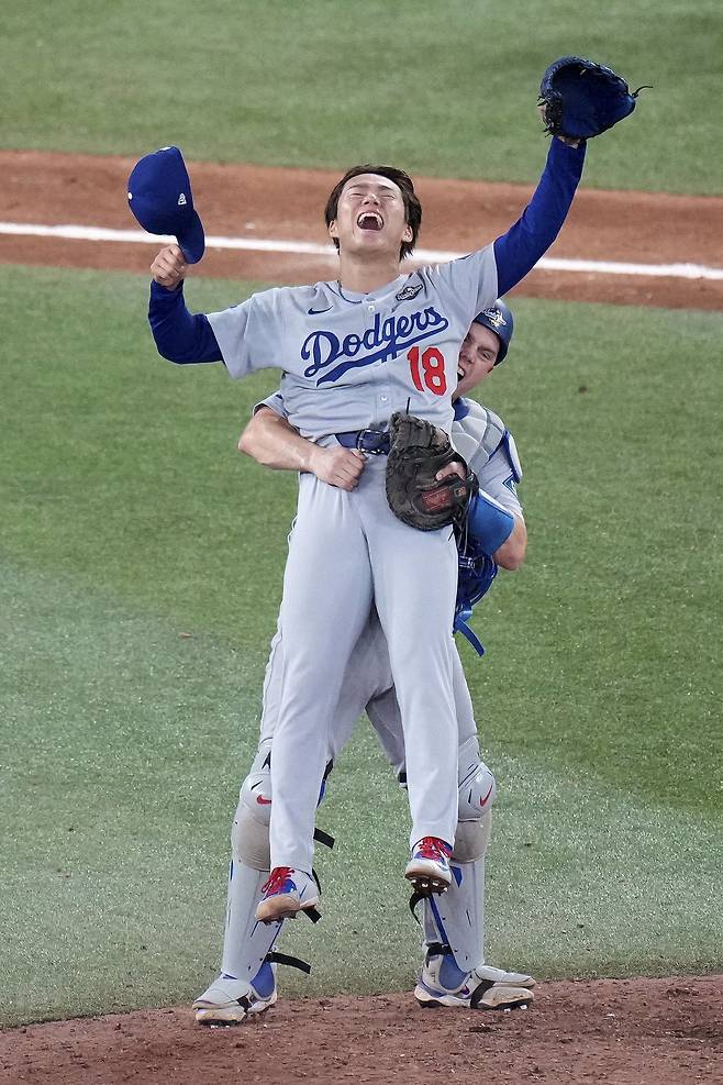 LA 다저스 야마모토 요시노부(가운데)가&nbsp;2일(한국시간) 로저스센터에서 열린 토론토와 WS 7차전에서 5-4로 승리하며 2년 연속 WS를 제패한 뒤 포수 윌 스미스와 함께 환호하고&nbsp;있다. 야마모토는 올해 WS서 3경기 3승, ERA 1.02의 활약으로 MVP를 차지했다. 토론토(캐나다 온타리오주)｜AP뉴시스