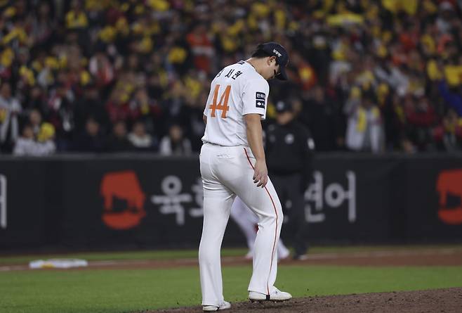 한화 김서현이 30일&nbsp;대전한화생명볼파크에서 열린 ‘2025 신한 SOL 뱅크 KBO PS’ LG와 한국시리즈 4차전에 등판해 9회초 LG 박동원에게 2점홈런을 맞은 뒤 아쉬워하고 있다. 대전｜뉴시스