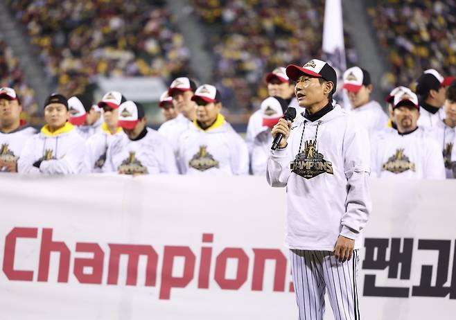 LG 염경엽 감독이 1일 잠실구장에서 열린 ‘한국시리즈 통합우승 IN 잠실’ 행사에서 팬들에게 인사말을 하고 있다. 염 감독은 2023년부터 LG를 이끌면서 3년 연속 가을무대 진출에 성공했다. 2023년과 2025년에는 모두 통합우승을 달성했다. 사령탑 최고 대우를 사실 상 예약한 상황이다. 잠실｜뉴시스
