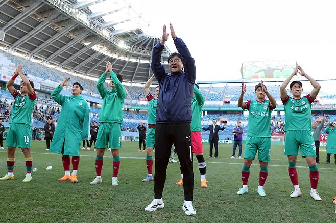 황선홍 대전 하나시티즌 감독이 1일 FC서울과의 홈경기에서 승리한 뒤 선수들과 함께 팬들 앞에서 감사 인사를 하고 있다. 프로축구연맹 제공