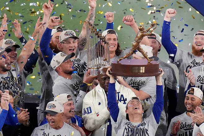 LA 다저스 선수들이 2일 캐나다 토론토 로저스센터에서 열린 토론토 블루제이스와의 2025 메이저리그 월드시리즈 7차전에서 우승을 확정한 뒤 세리머니를 펼치고 있다.  토론토 | AP연합뉴스