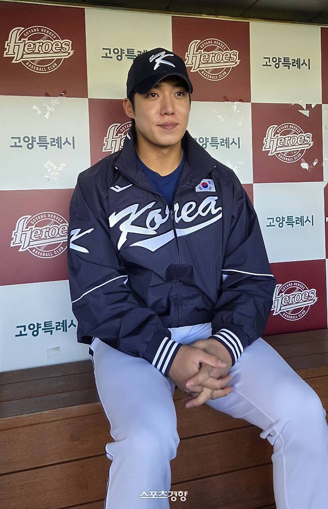 원태인이 2일  고양 국가대표 야구 훈련장에서 대표팀 첫 훈련을 마치고 인터뷰하고 있다. 유새슬 기자