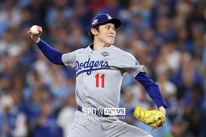 ▲ LA 다저스 투수 사사키 로키가 알렉스 베시아의 등 번호인 51번을 모자에 새기고 역투하고 있다.