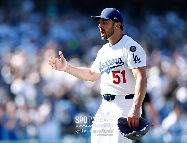 ▲ 알렉스 베시아는 '심각한 가족의 일'로 월드시리즈에 불참했다. 다저스 선수들은 그의 등번호 51을 모자에 쓰고 월드시리즈 경기에 나섰다. 상대 팀 토론토 불펜투수들도 베시아의 고통을 나누겠다며 모자에 51을 썼다.