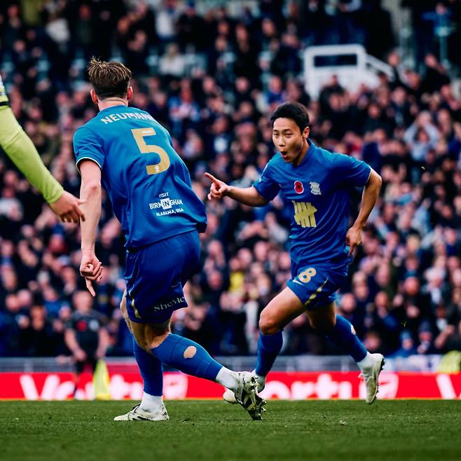 버밍엄 시티 백승호(오른쪽)가 2일 영국 버밍엄의 세인트 앤드루에서 열린 포츠머스와의 2025~2026 잉글랜드 챔피언십(2부) 13라운드에서 다이빙 헤더 선제골을 터뜨린 뒤 기뻐하고 있다. /사진=버밍엄 시티 SNS 캡처