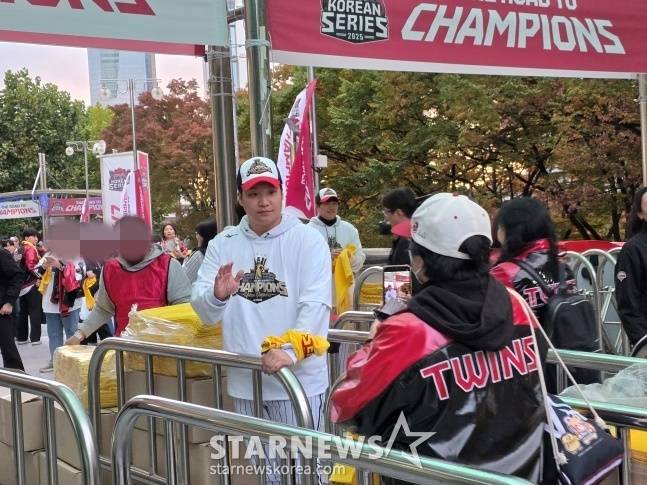 LG 문보경(가운데 흰색 티)이 1일 서울 잠실야구장에서 열린 2025년 한국시리즈 우승 기념 '한국시리즈 통합우승 IN 잠실' 행사에서 입장하는 팬들에게 팬서비스를 하고 있다. /사진=김동윤 기자