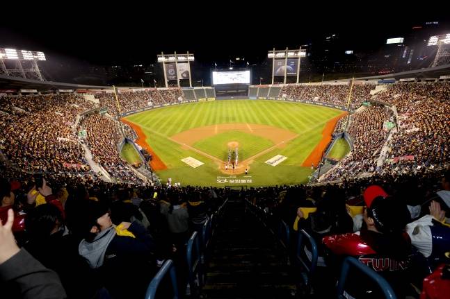 2만 2000명의 LG 트윈스 팬들이 1일 서울 잠실야구장에서 2025년 한국시리즈 우승 기념 '한국시리즈 통합우승 IN 잠실' 행사에 참여했해 즐기고 있다. /사진=김동윤 기자