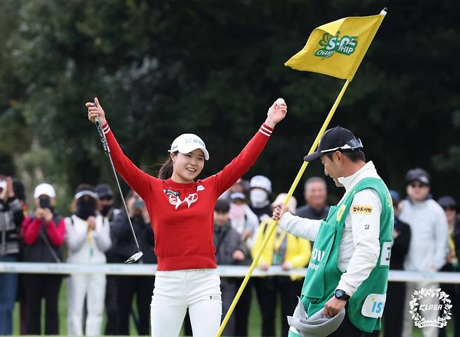 고지원(왼쪽)이 우승 확정 후 두 팔을 치켜들고 있다. /사진=KLPGA 제공