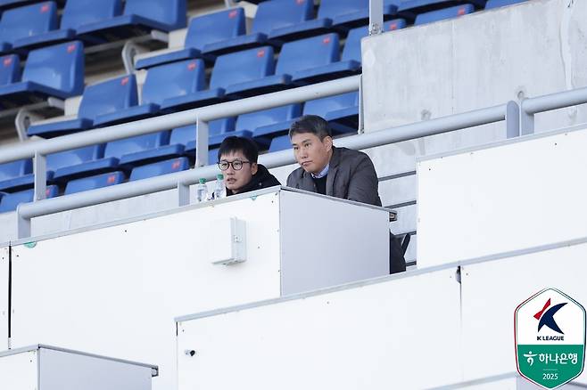 이정효(왼쪽) 광주FC 감독이 관중석에서 경기를 지켜보고 있다. /사진=한국프로축구연맹 제공