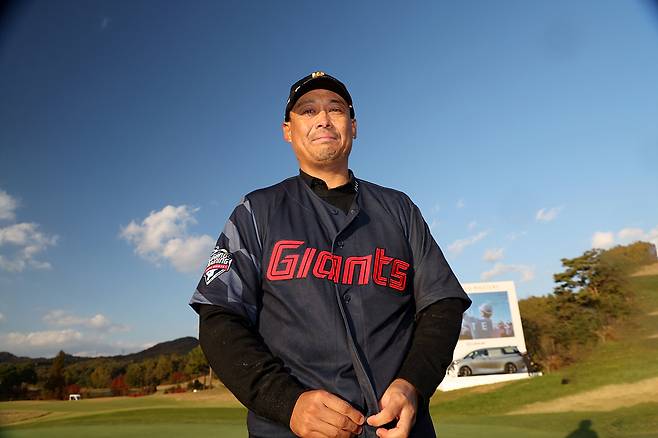 롯데 자이언츠 유니폼을 입고 우승 기념사진을 찍은 김재호. /사진=KPGA 제공