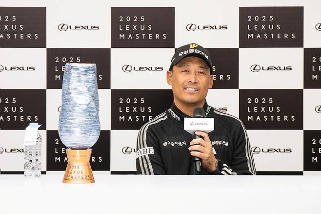 김재호가 생애 첫 KPGA 트로피와 함께 우승 기자회견에서 발언하고 있다. /사진=KPGA 제공