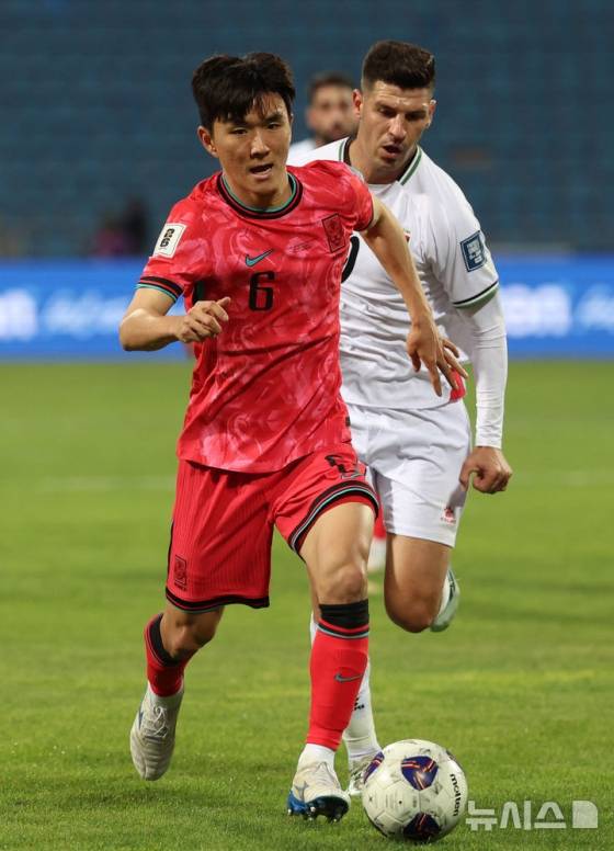 요르단 암만 국제 경기장에서 열린 2026 국제축구연맹(FIFA) 북중미 월드컵 아시아 3차 예선 B조 6차전 한국과 팔레스타인의 경기 전반전 도중 한국 황인범이 드리블을 하고 있다. /사진=뉴시스