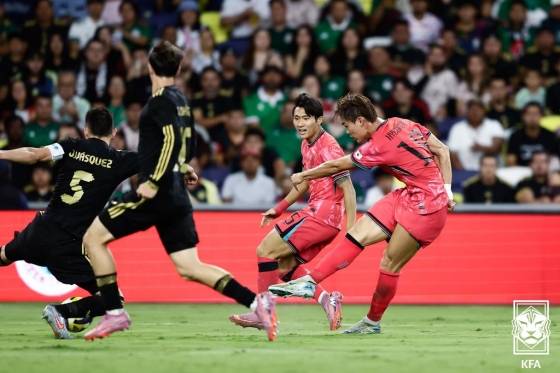 오현규(오른쪽)가 미국 테네시주 내슈빌의 지오디스파크에서 열린 멕시코와 9월 A매치 경기 중 오른발 슈팅으로 역전골을 기록하고 있다. /사진=대한축구협회(KFA) 제공