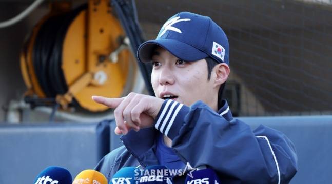 원태인이 2일 야구 국가대표 훈련을 마친 뒤 취재진과 인터뷰를 하고 있다. /사진=강영조 선임기자