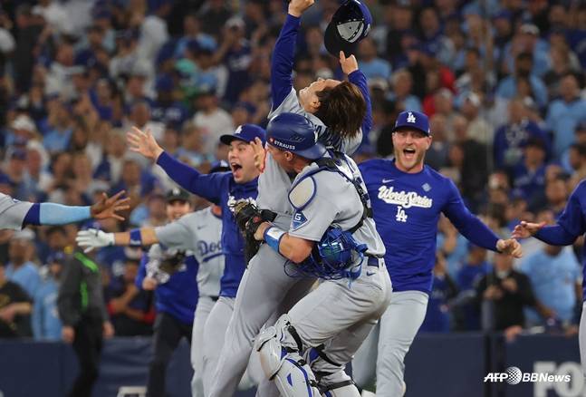 다저스 야마모토(가운데)가 2일 월드시리즈 7차전에서 우승을 확정짓은 뒤 포효하고 있다. /AFPBBNews=뉴스1