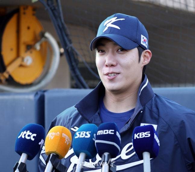 원태인이 취재진과 인터뷰를 하고 있다. /사진=강영조 선임기자