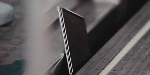 지하철 선로에 휴대전화 등 물건을 떨어뜨린 경우 위치를 정확히 파악한 뒤 역무원에게 알려야 한다. 유튜브 채널 서울교통공사 캡처