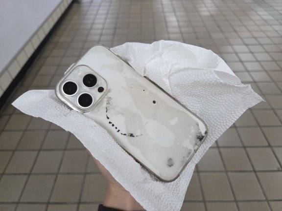 을지로입구역 선로에서 수거된 기자의 휴대전화. 진흙이 묻은 채로 발견됐다. 이진수 기자