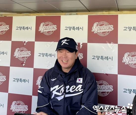 류지현 감독이 이끄는 대표팀은 2일 고양 국가대표야구훈련장에서 '2025 네이버 K-베이스볼 시리즈(NAVER K-BASEBALL SERIES)' 평가전을 앞두고 첫 대비 훈련에 돌입했다. 류 감독이 훈련 전 취재진과 인터뷰에 응하고 있다. 고양, 김유민 기자