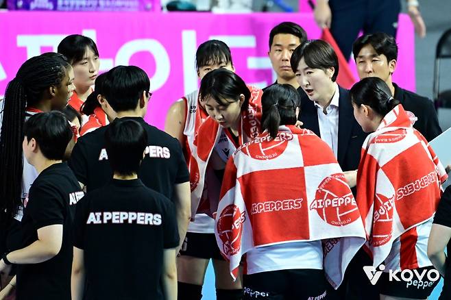 2일 오후 인천삼산월드체육관에서 열린 '진에어 2025-2025 V-리그' 여자부 1라운드 흥국생명과 페퍼저축은행의 경기, 장소연 페퍼저축은행 감독이 선수들에게 작전을 지시하고 있다. KOVO