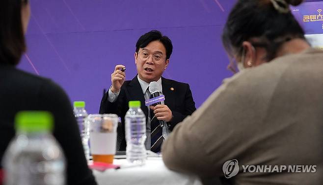 콘텐츠·미디어 분야 종사자 타운홀 미팅 (서울=연합뉴스) 김영훈 고용노동부 장관이 지난달 22일 서울 마포구 서울미디어노동자쉼터에서 열린 콘텐츠·미디어 분야 종사자 타운홀 미팅에서 발언하고 있다. 2025.10.22 [고용노동부 제공. 재판매 및 DB 금지] photo@yna.co.kr