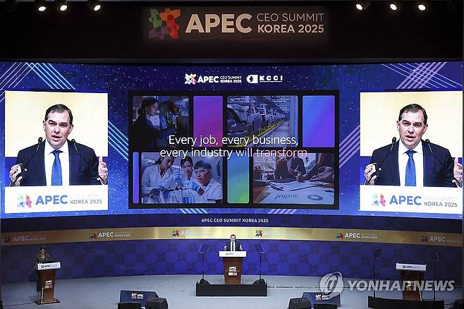 APEC CEO 서밋 주제발표 하는 맷 가먼 AWS CEO (경주=연합뉴스) 한종찬 기자 = 맷 가먼 아마존웹서비스(AWS) CEO가 29일 경북 경주 예술의전당에서 열린 '2025 아시아태평양경제협력체 최고경영자 서밋(APEC CEO SUMMIT)'에서 주제발표를 하고 있다. 2025.10.29 [공동취재] saba@yna.co.kr
