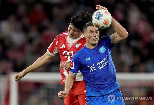 공중볼 다투는 김민재(왼쪽) [EPA=연합뉴스]