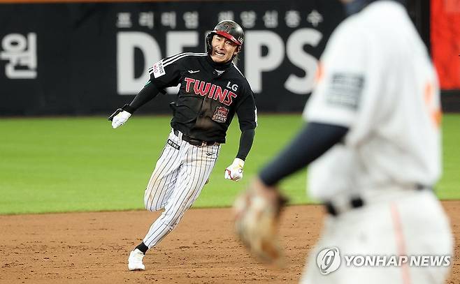 힘차게 달리는 신민재 (대전=연합뉴스) 김준범 기자 = 29일 대전한화생명볼파크에서 열린 2025 프로야구 KBO리그 포스트시즌 한국시리즈 3차전 LG 트윈스와 한화 이글스의 경기. 3회초 2사 1루 때 1타점 2루타를 친 LG 신민재가 3루까지 달려가고 있다. 2025.10.29 psykims@yna.co.kr