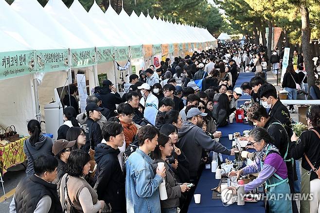 많은 인파 몰린 강릉커피축제장 (강릉=연합뉴스) 유형재 기자 = 1일 강원 강릉시 커피거리 일원에서 열리고 있는 '제17회 강릉커피축제'의 대표 프로그램 '100인 100미'에 많은 인파가 몰려 북적이고 있다.
    100인 100미는 다수의 바리스타가 참여해 커피를 핸드드립으로 내리는 퍼포먼스다. 2025.11.1 yoo21@yna.co.kr