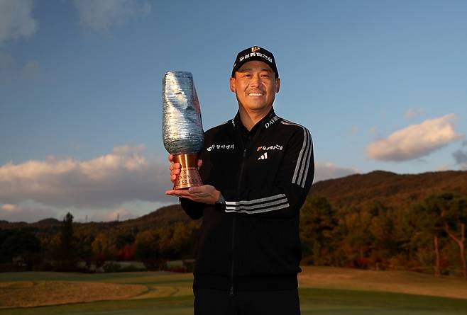 우승 트로피를 든 김재호 [KPGA 제공. 재판매 및 DB 금지]