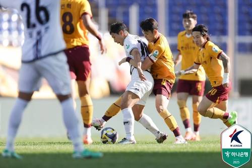 광주전에서 공을 다투는 제주 남태희(가운데). [[한국프로축구연맹 제공. 재판매 및 DB 금지]