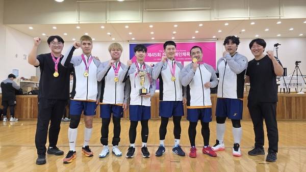 2일 부산대학교 체육관에서 열린 제45회 전국장애인체전 골볼 통합등급 종목에서 인천(한도미니크, 최승호, 이정현, 조용민, 방청식, 김남오)가 금메달을 목에 걸었다. /인천장애인체육회 제공