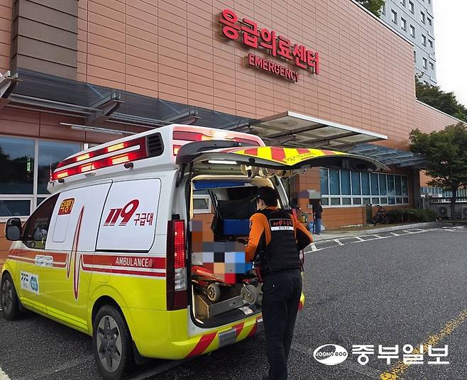 하남소방서 덕풍119안전센터 소방사가 어르신 환자를 구급차에 태우고 있다. 노경민기자