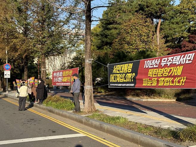 천안천년나무7단지공공임대10년만기분양추진위원회는 3일 천안시청 앞에서 시위를 열고, 서민을 내쫓는 LH와 국토부를 규탄했다.(사진=정철희 기자)
