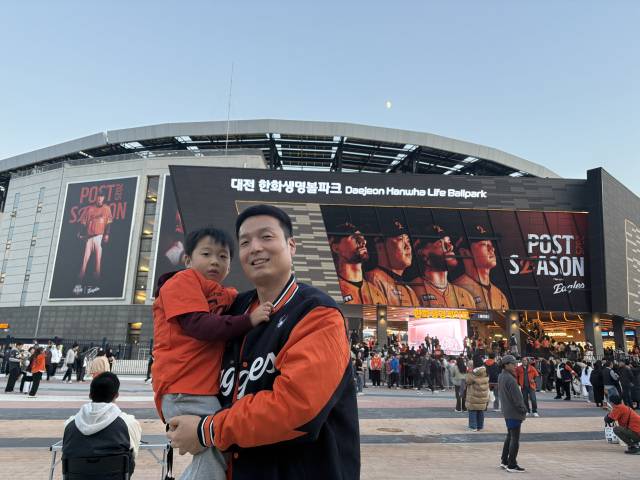 아들 이주안(4) 군과 함께 야구장은 찾은 이용한(43) 씨. 사진=김세영 기자