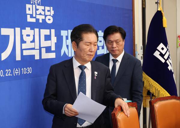 지난달 22일 서울 여의도 국회에서 열린 더불어민주당 지방선거기획단 3차 회의에서 정청래 대표와 조승래 단장이 입장하고 있다. 연합뉴스