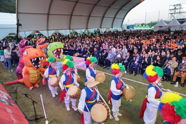 지난 2일까지 사흘간의 일정으로 열린 '2025 해남미남축제'가 성황리에 막을 내렸다. 사진은 해남미남축제 읍면 퍼레이드 모습. 해남군 제공