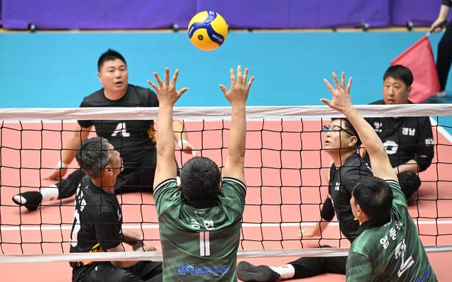 제45회 전국장애인체육대회 좌식배구에 출전중인 전북자치도선수단이 경기를 펼치고 있다. 전북자치도장애인체육회 제공