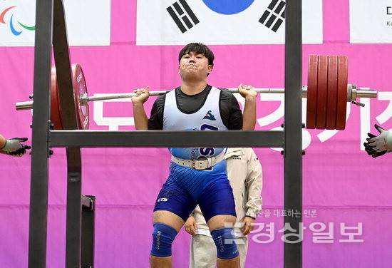 ▲ 대회 3관왕을 차지한 이주용(한국석유공사·왼쪽) /울산시장애인체육회 제공