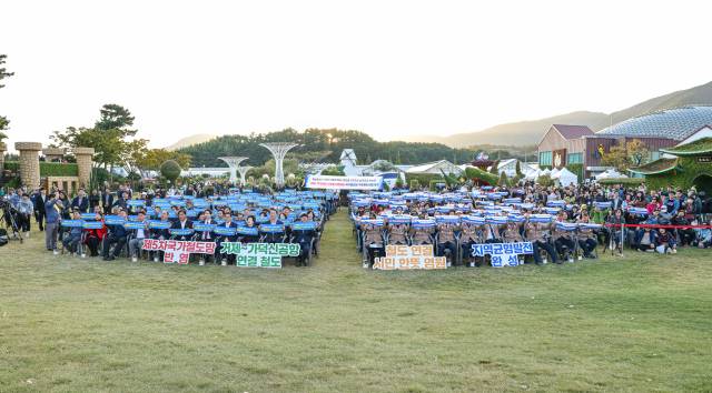 지난 1일 거제섬꽃축제 개막식에서 열린 ‘거제~가덕도신공항 연결철도’를 촉구하는 결의대회에서 ‘거제~가덕도신공항 철도 연결은 거제시민의 염원이며 지역균형발전의 완성’이라는 내용의 피켓과 현수막을 들고 구호를 외치고 있다./거제시/