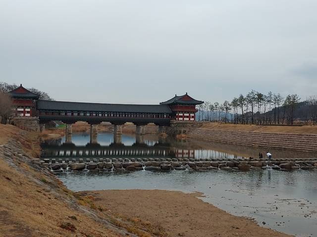 원효대사가 요석공주를 만나기 위해 건넜다고 전해지는 유교가 있었던 남천.