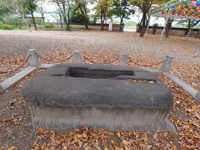 분황사에 주석하며 대중불교를 일으켰던 원효대사의 화쟁국사비 대좌.