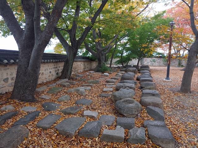 신라시대 선덕여왕이 건설한 분황사의 흔적으로 남은 석재.