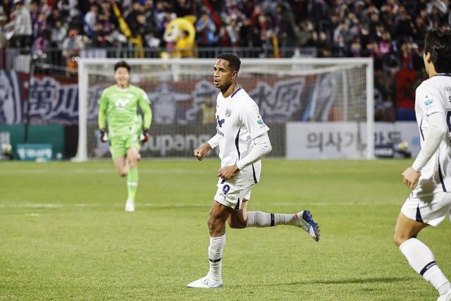 2일 수원전에서 천금 같은 동점골을 넣은 대구FC 에드가 선수가 골 세레머니를 하고 잇다. 대구FC 제공
