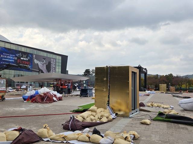 경주엑스포대공원에 설치돼 국내 대기업의 첨단기술을 보여줬던 K테크 쇼케이스는 2일부터 철거되고 있다. 강시일 기자