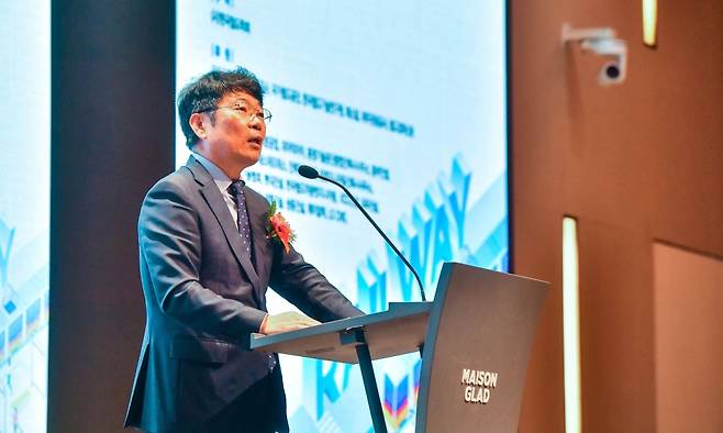 김재문 한국철도학회장이 지난달 30일 메종글래드 제주에서 열린 '2025 한국철도학회 정기총회 및 추계학술대회'에서 개회사를 하고 있다. 고봉수 기자