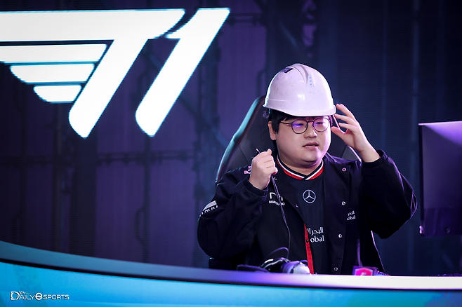 승부차기의 달인 다운 모습과 함께 안전모 퍼포먼스를 선보인 '오펠' 강준호.