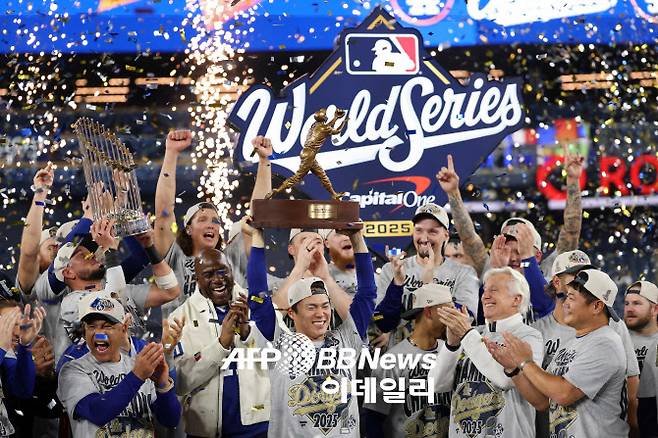 월드시리즈 MVP에 등극한 LA다저스 투수 야마모토 요시노브가 동료들의 축하 속에 트로피를 높이 들어올리고 있다. 사진=AFPBBNews