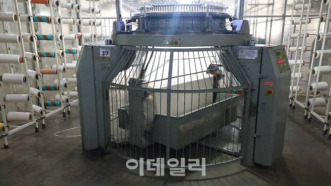 칼라앤터치의 조인트벤처(JV)가 가동 중인 공장 내 편직기. (사진= 김응태 기자)